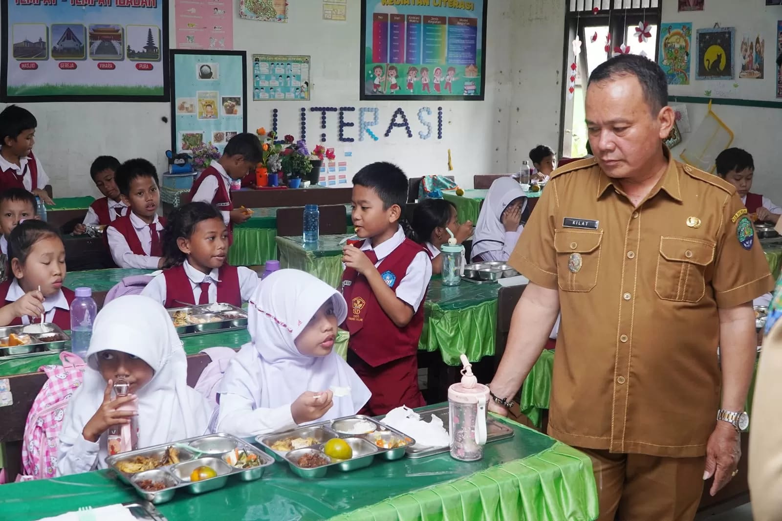 TINJAU LAPANGAN: Wabup Bulungan saat meninjau pelaksanaan MBG di satuan pendidikan di Bulungan.  