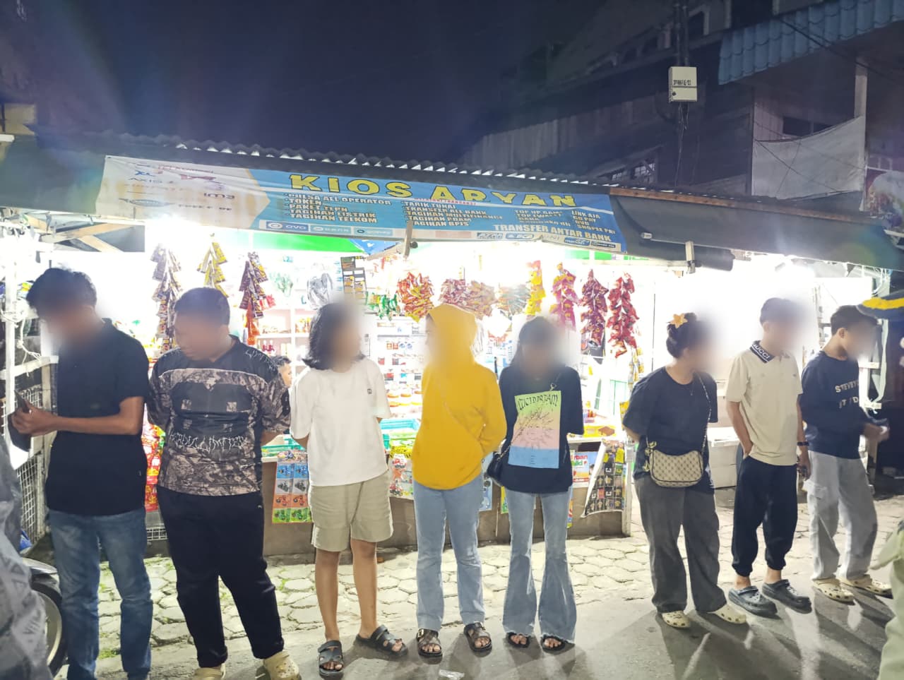 PEMBINAAN : Anak usia sekolah yang ditemukan dlberada di luar rumah diatas jam malam diberikan edukasi untuk mematuhi jam malam.