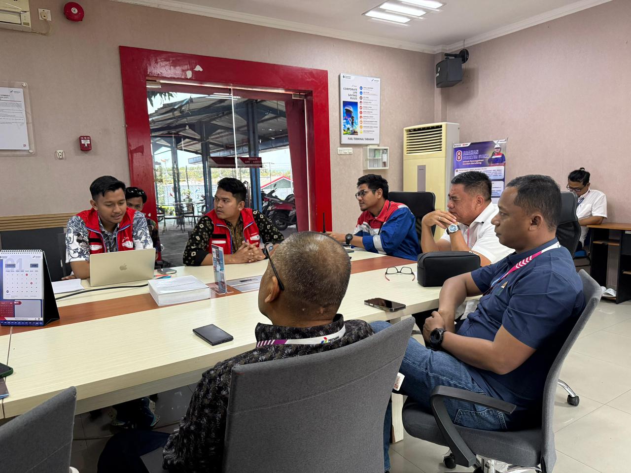 KOORDINASI: Ketua Komisi III DPRD Kaltara Jufri Budiman melakukan koordinasi dengan Fuel Terminal Tarakan terkait stok BBM di Kaltara menjelang lebaran 2026.  