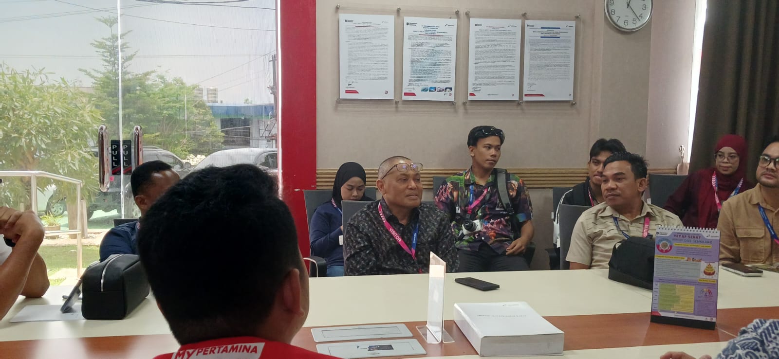AUDIENSI : Komisi III DPRD Kaltara menanyakan persoalan BBM ke Kantor Fuel Terminal (FT) Pertamina Tarakan.  