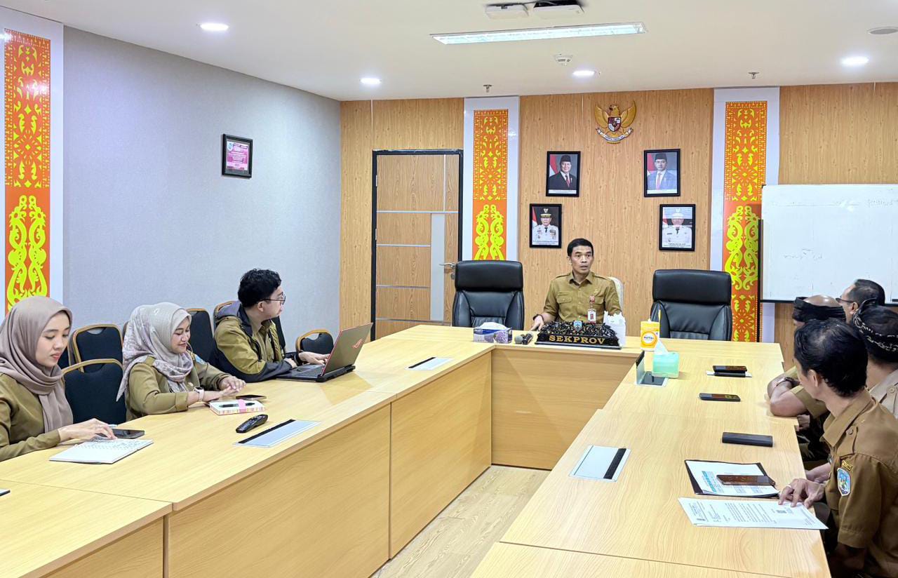 PENGAWASAN: Sekprov Kaltara, Denny Harianto memimpin rapat &lsquo;paparan awal dashboard eksekutif&rsquo;.  &nbsp;  