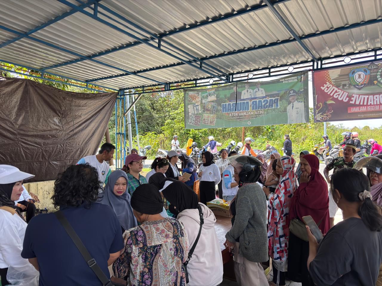 MURAH: Antusias warga Malinau membeli sembako dengan harga murah jelang Lebaran.  &nbsp;  