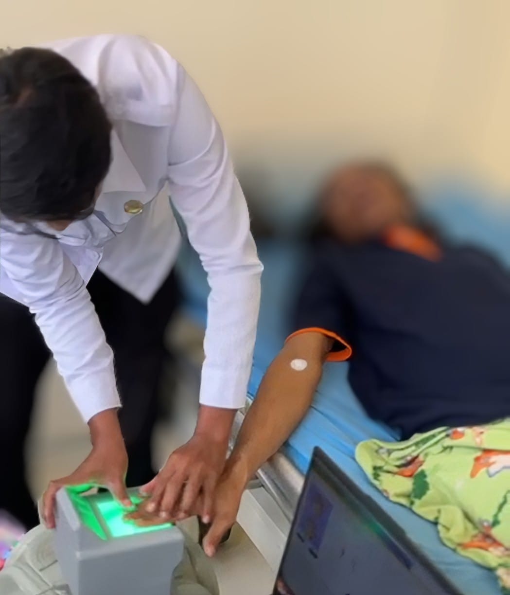 JEMPUT BOLA: Pegawai Disdukcapil Tana Tidung lakukan pemeriksaan biometrik kepada pasien RSUD Achmad Berahim.  &nbsp;  