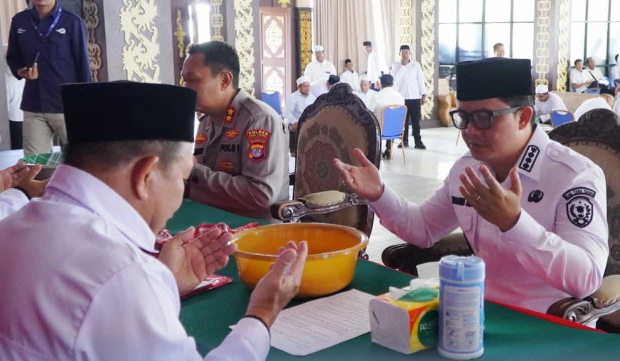 &lrm;KEWAJIBAN: Bupati Tana Tidung Ibrahim Ali menunaikan zakat fitrah dengan beras.  &nbsp;  