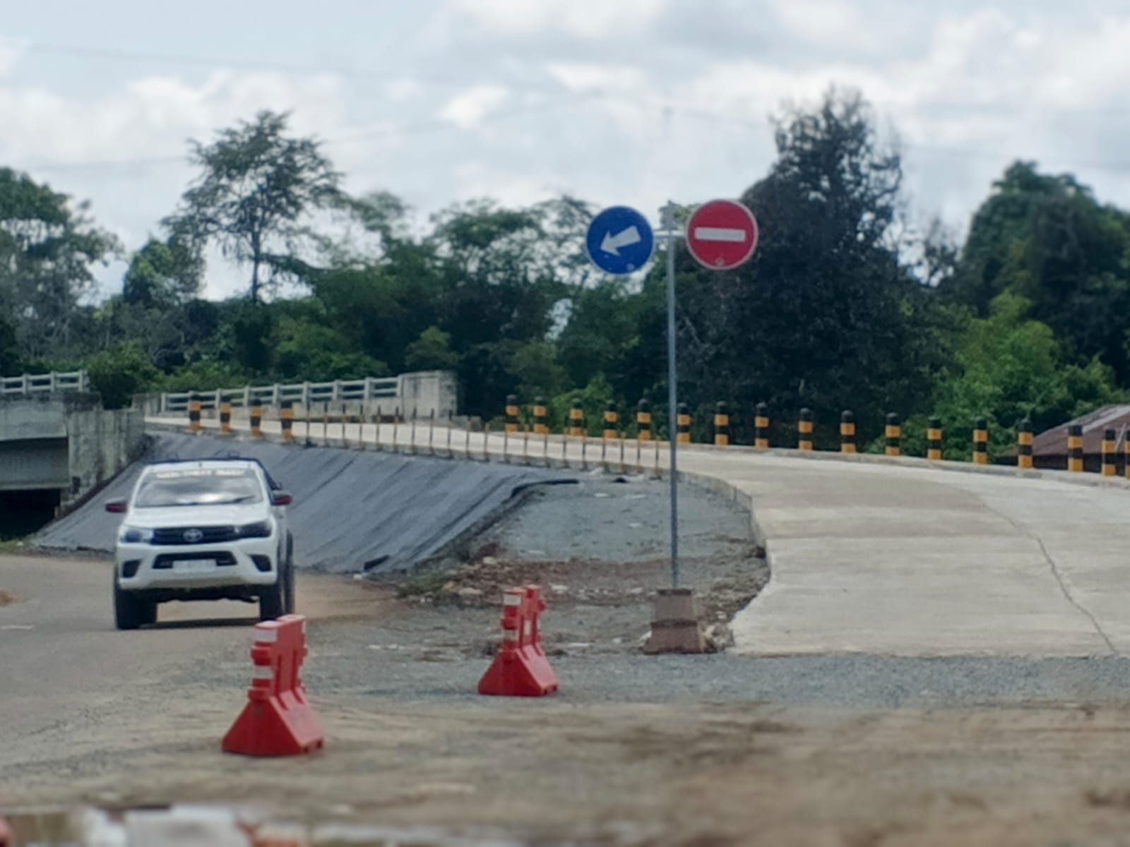 &lrm;MASIH SOSIALISASI: Jembatan Sebawang sudah difungsikan menjadi dua jalur.  &nbsp;   &nbsp;