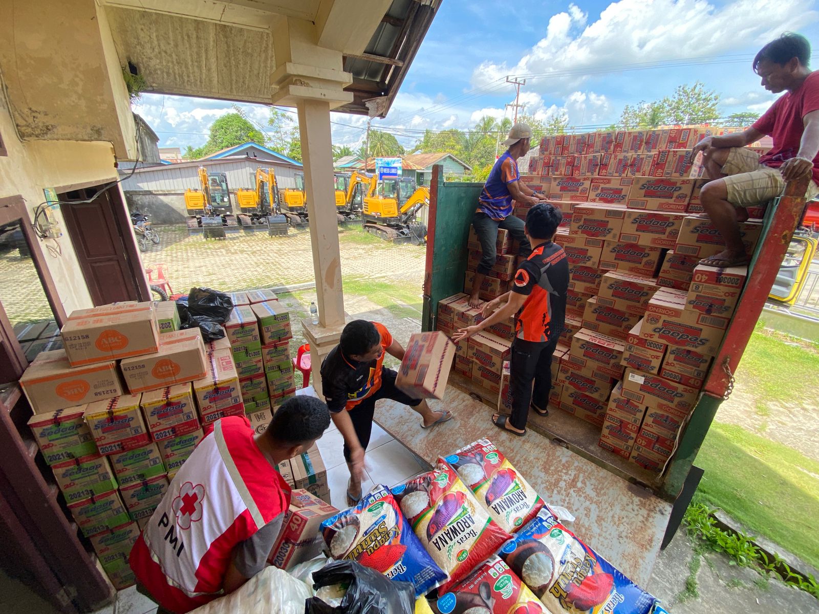 PENYALURAN BANTUAN : Personel gabungan menyalurkan bantuan untuk masyarakat yang terdampak banjir di enam kecamatan.