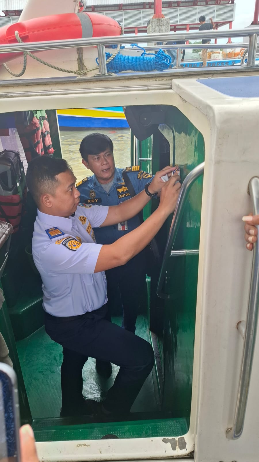 PEMASANGAN STIKER : Dishub Kaltara melakukan pemasangan stiker laik berlayar pada armada yang telah lulus pemeriksaan keselamatan atau ramp check, Kamis (5/3).