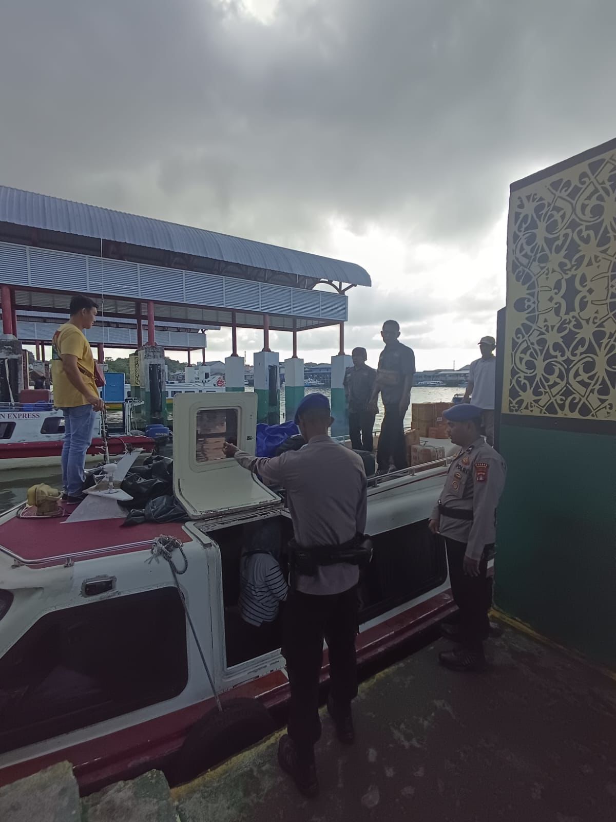 IMBAUAN : Menjelang pelaksanaan Operasi Ketupat 2026 Satpolairud Polres Tarakan gencar memberikan imbauan keselamatan bagi masyarakat pengguna transportasi laut.  
