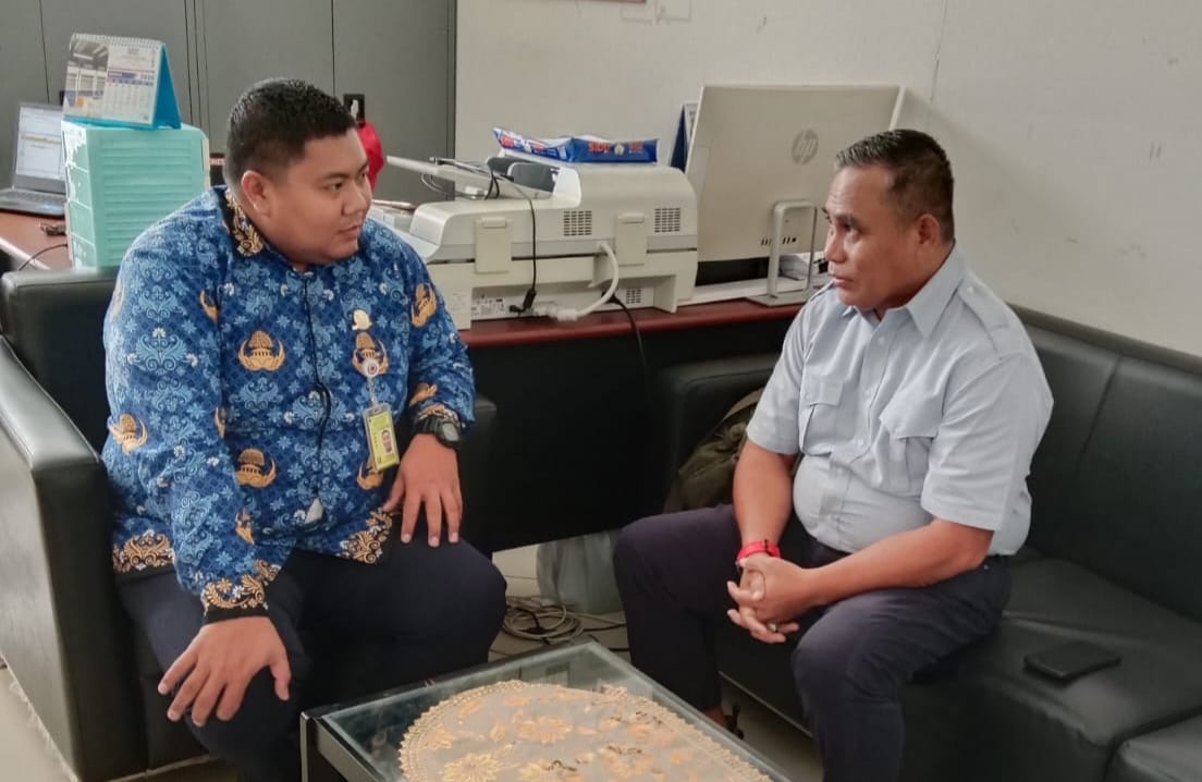 KOORDINASI : Kepala BPPD Nunukan, Robby Nahak Serang saat bertemu Kepala Sub Bagian Kepegawaian dan Umum pada BLU UPBU Juwata Tarakan, Choirul Ichsan.  