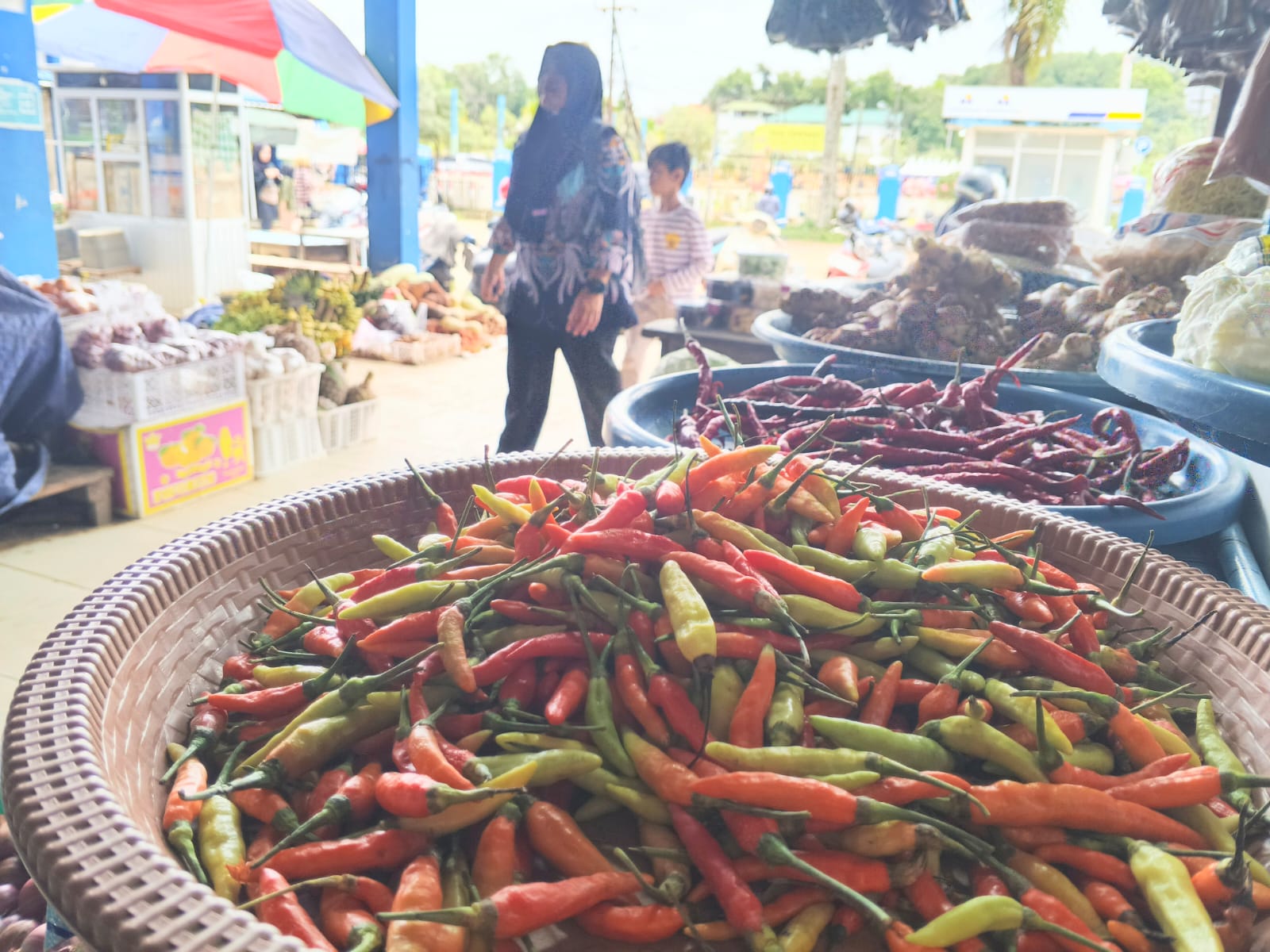 &lrm;STOK KURANG: Harga cabai di Pasar Imbayud Taka tembus Rp 100 ribu per kg.    