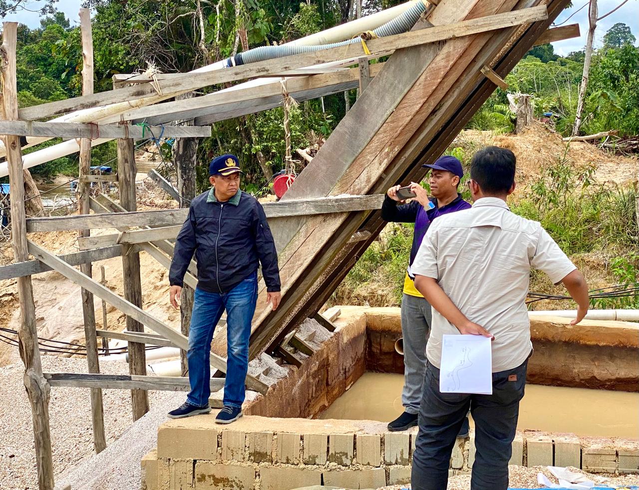 DONGKRAK PAD: Bapenda Bulungan saat melakukan sidak panambangan pasir di Desa Mangkupadi.