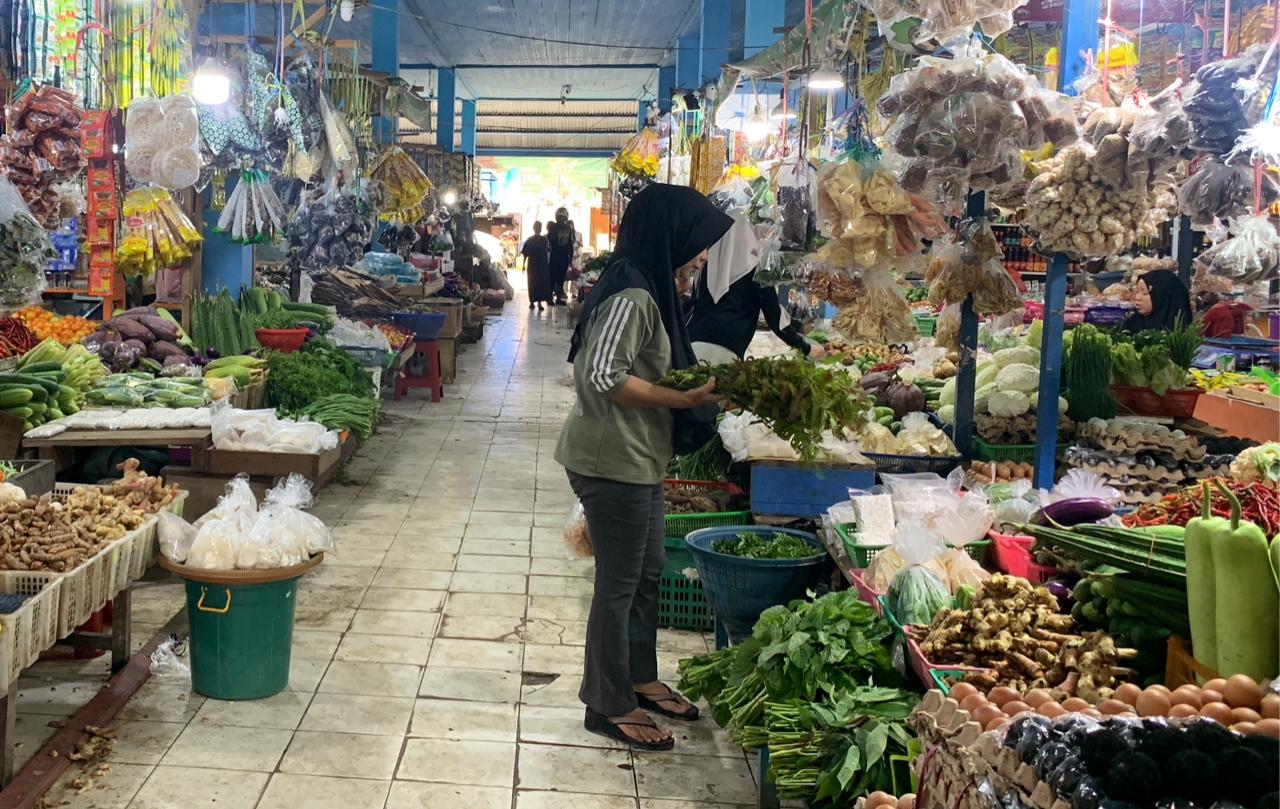 ILUSTRASI: Aktivitas warga saat berbelanja kebutuhan pokok di Pasar Induk Malinau Kota.