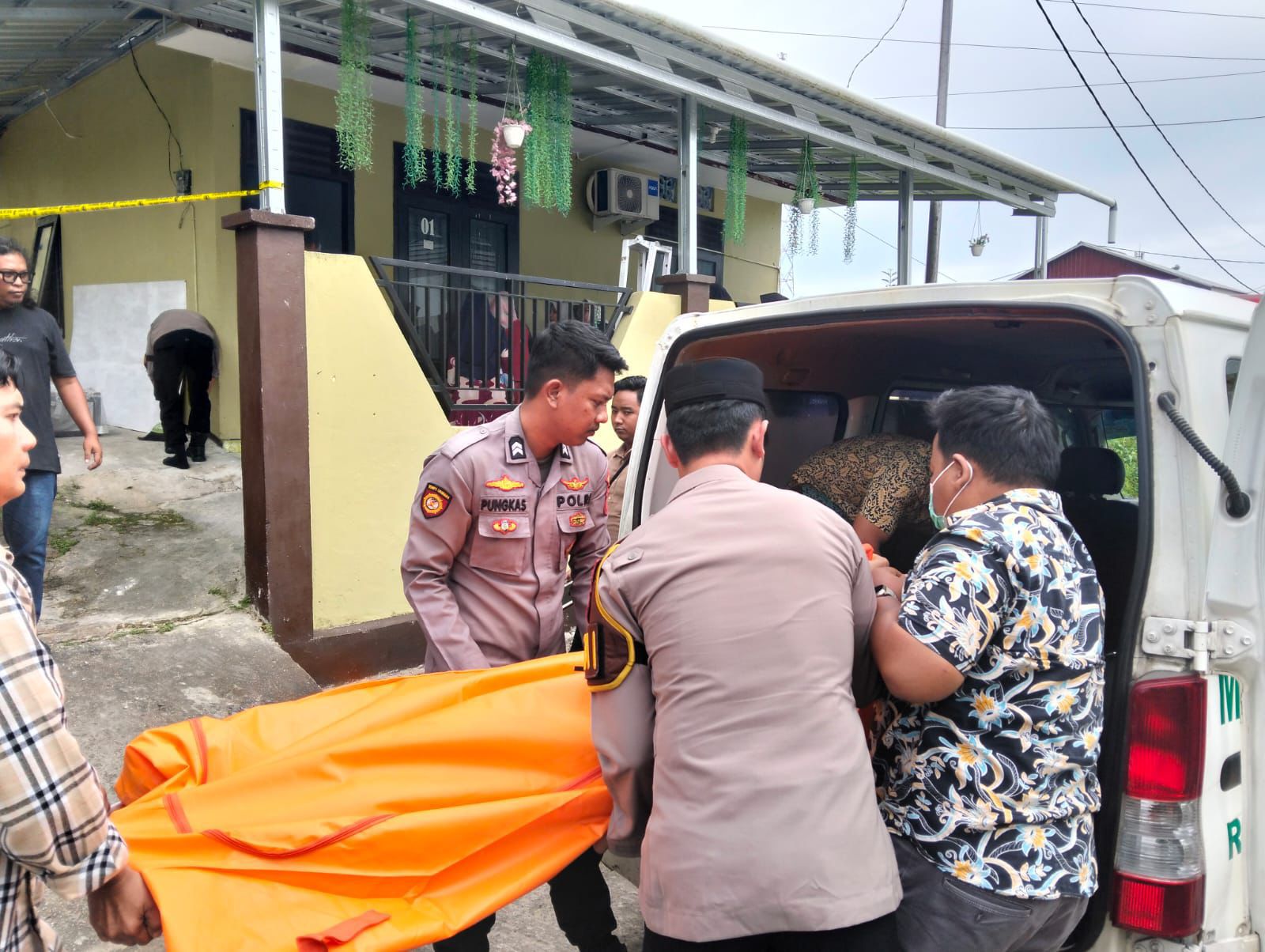 DIEVAKUASI: Jenazah korban yang langsung dievakuasi oleh pihak kepolisian setelah didapati gantung diri di dalam kamarnya.