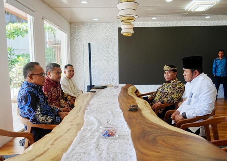 SILATURAHMI: Gubernur Kaltara, Dr. H. Zainal Arifin Paliwang, S.H, M.Hum, (pakai singal) saat menyambut Kepala OJK Kaltim-Kaltara yang baru di Balikpapan.  &nbsp;  