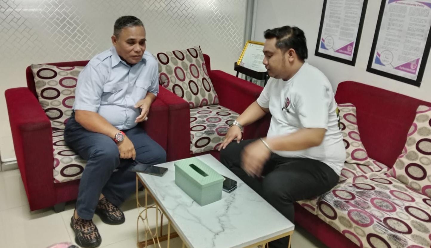 KOORDINASI : Kepala BPPD Nunukan, Robby Nahak Serang saat berdiskusi dengan Area Manager Lion Air di Tarakan.  