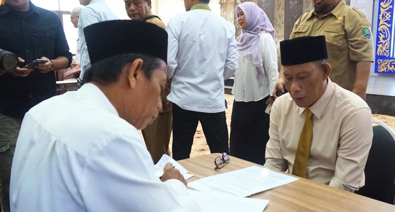 KEWAJIBAN: Bupati Bulungan saat menunaikan zakat di Kantor Bupati Bulungan pada 2025.