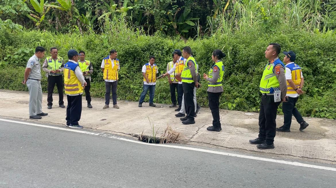 SURVEI: Tim melakukan survei laik jalan di sejumlah titik di Kaltara.  &nbsp;