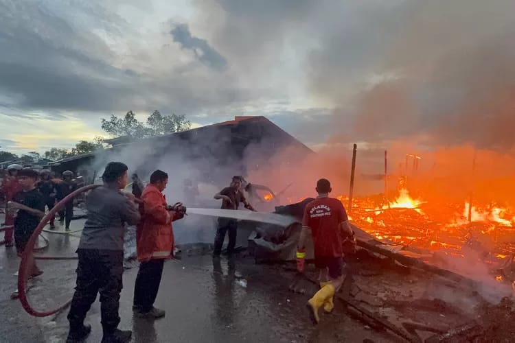 KURANG ANGGOTA:Personel Damkar melakukan pemadaman api di lokasi kebakaran Tideng Pale tahun lalu.