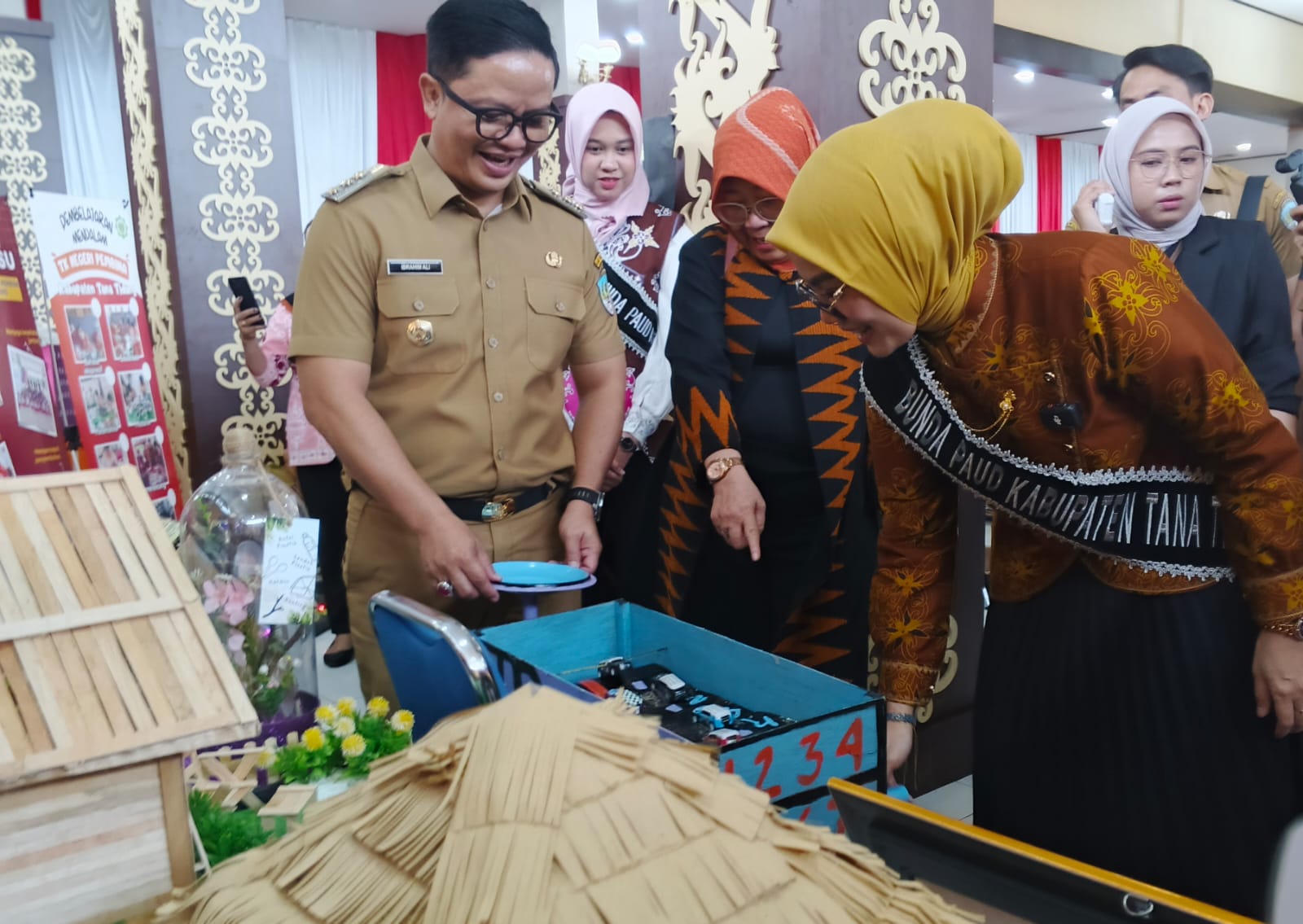 &lrm;PARTISPASI SEKOLAH: Bupati Ibrahim Ali bersama Bunda PAUD Tana Tidung Vamelia Ibrahim meninjau gelar karya alat permainan edukatif (APE) PAUD di Tana Tidung tahun lalu.