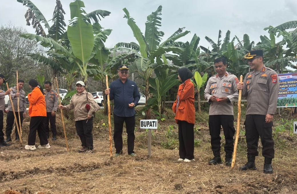 SERENTAK: Polres Malinau bersama Bupati Malinau, petani, dan mahasiswa saat melakukan penanaman jagung di lahan warga.