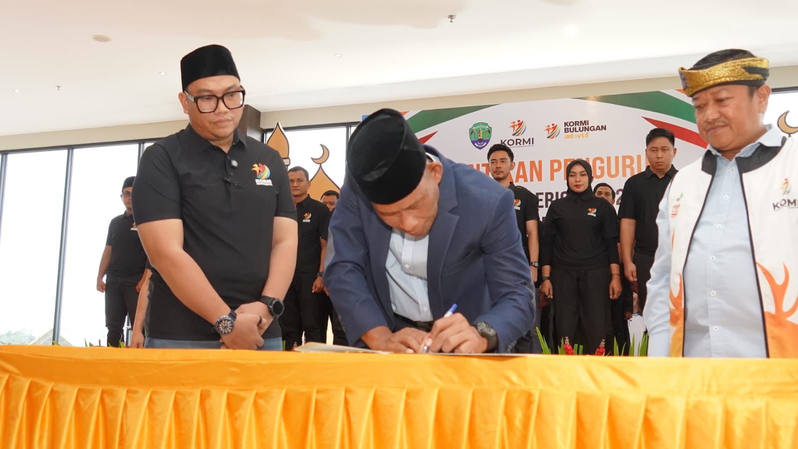 BERTUGAS: Bupati Bulungan Syarwani menandatangani dokumen pelantikan Kormi Bulungan, periode 2026-2030.  &nbsp;  