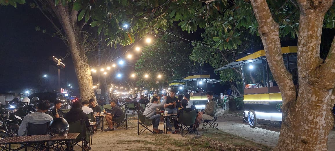 PEDAGANG: Tampak aktivitas pedagang di sepanjang Taman Tepian Sungai Kayan.