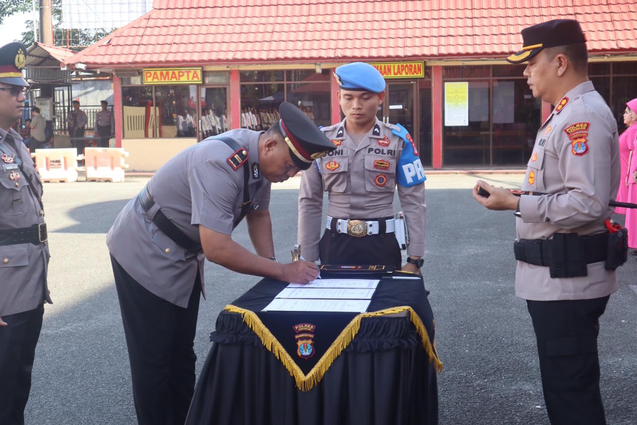 SERTIJAB : Kapolres Tarakan AKBP Erwin Syaputra Manik memimpin sertijab Kapolsek Tarakan Barat dari dari IPDA Niger Andian Bunga kepada IPTU Muhamadong.