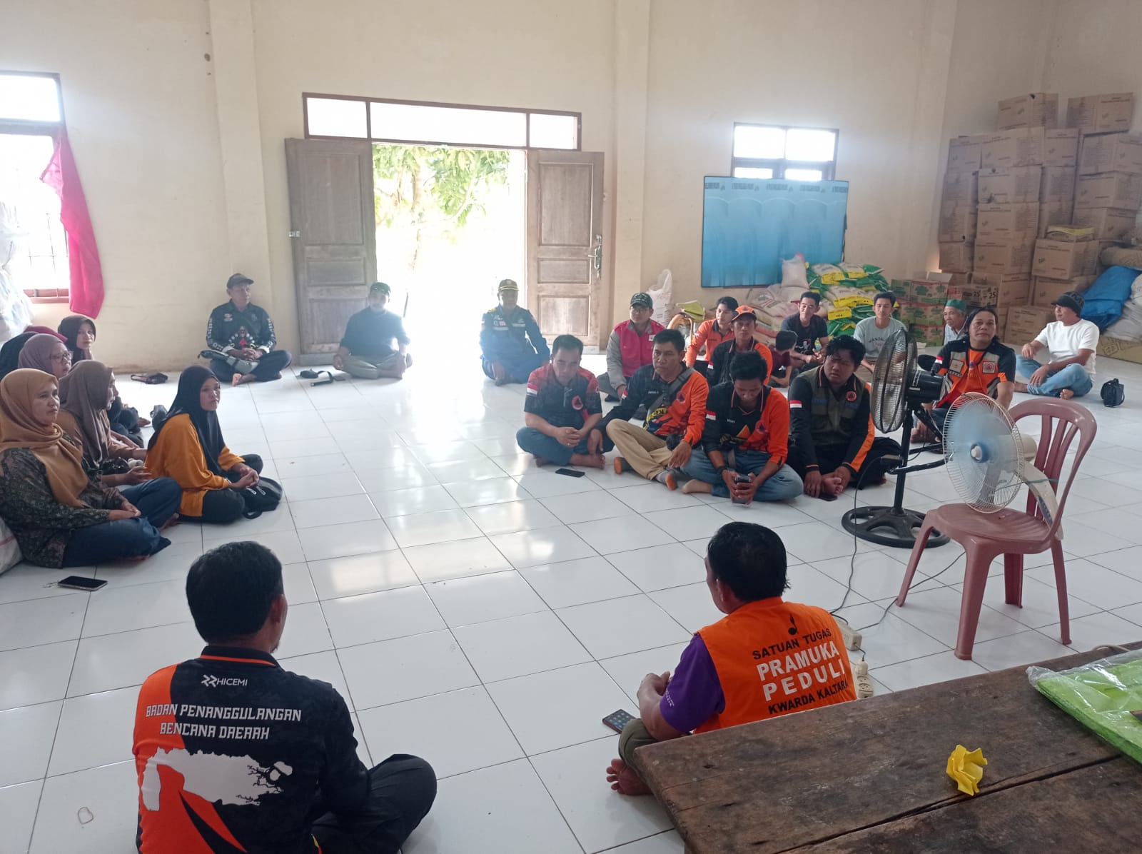 TINDAKLANJUTI : Personel BPBD yang tergabung dalam tanggap darurat bencana alam banjir yang terjadi di Kecamatan Sembakung.  