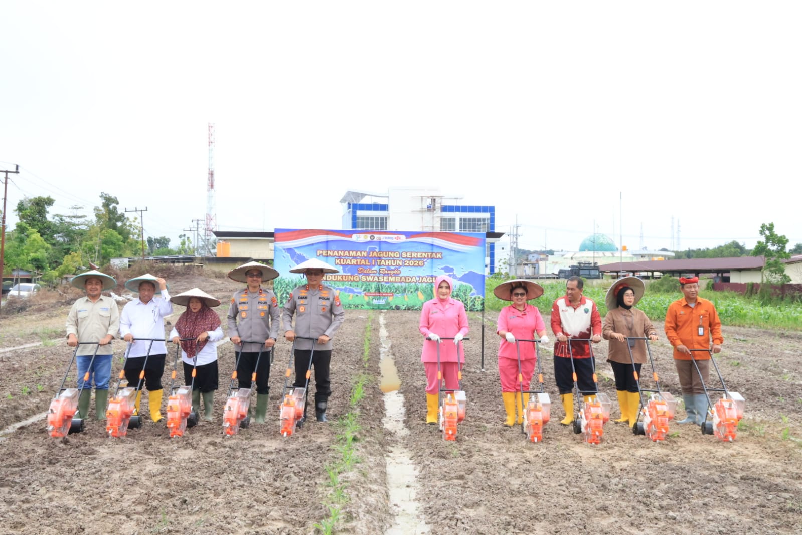 TANAM JAGUNG: Kapolda Kaltara menanam jagung di Desa Bumi Rahayu, Kecamatan Tanjung Selor, Bulungan.