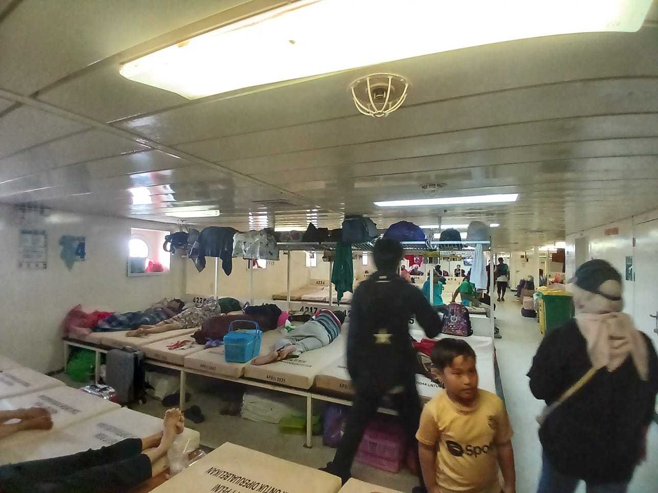 MUDIK: Suasana arus mudik di salah satu kapal Pelni.