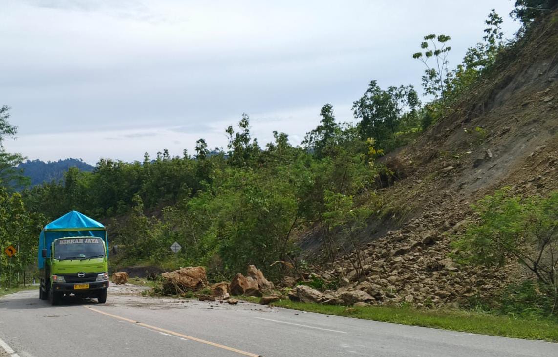 &lrm;WASPADA: Material batu berukuran besar nyaris menutup badan jalan Trans Kaltara .