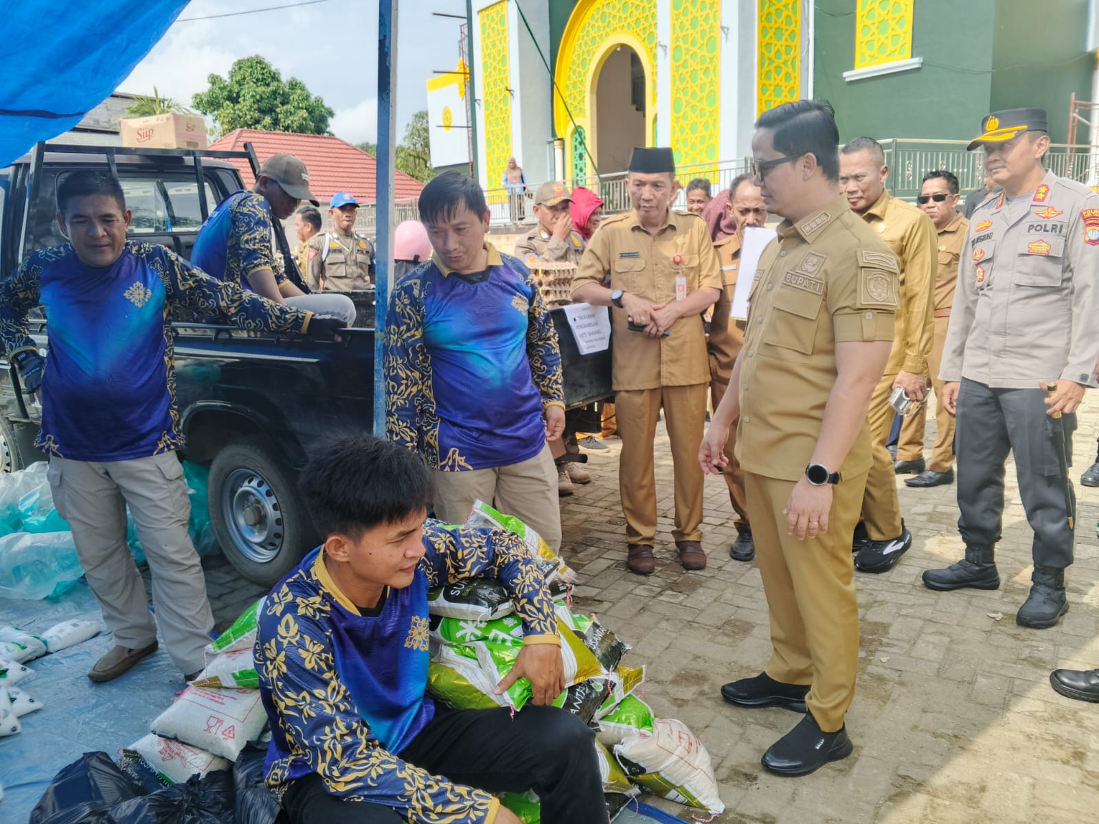&lrm;SIDAK: Bupati Ibrahim Ali meninjau pasar murah yang digelar di halaman Masjid Agung Attaqwa Tana Tidung, Senin (9/3).