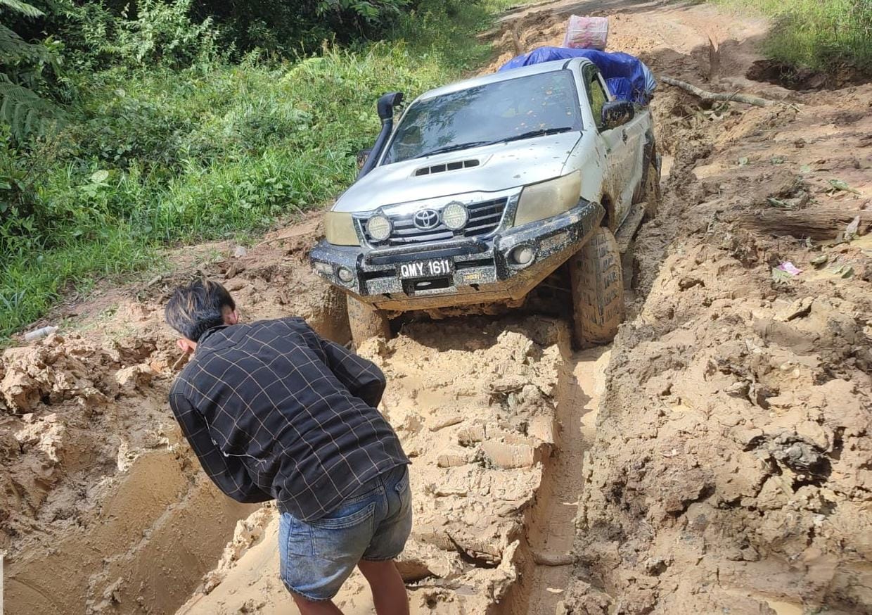 RUSAK : Kondisi jalan antar kecamatan sulit dilalui kendaraan yang mengangkut kebutuhan sehari-hari masyarakat.  