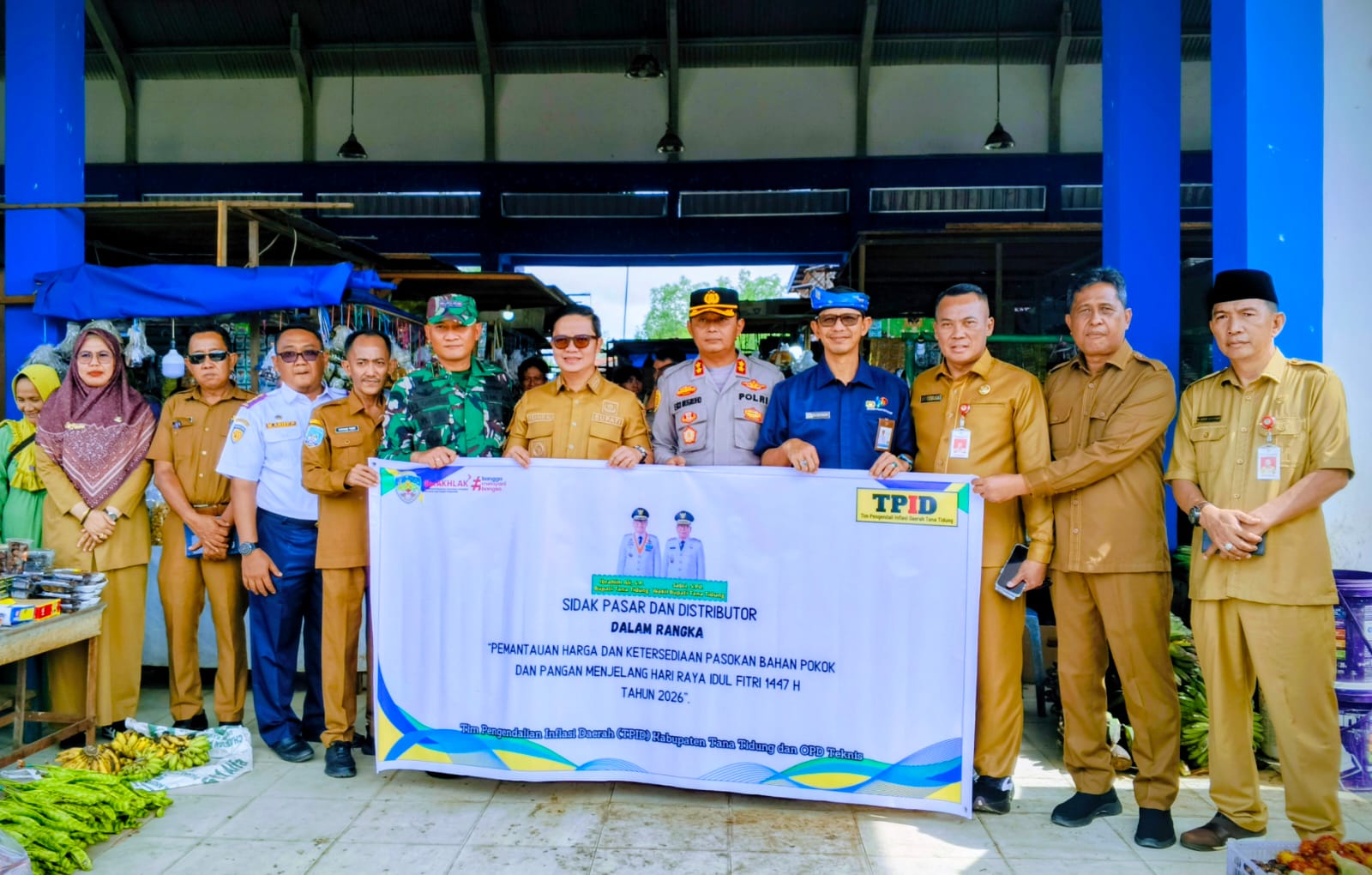 STOK AMAN: Bupati Tana Tidung Ibrahim Ali melakukan sidak di pasar Imbayud Taka, Senin (9/3).(FOTO: SOPIAN/RADAR TARAKAN)