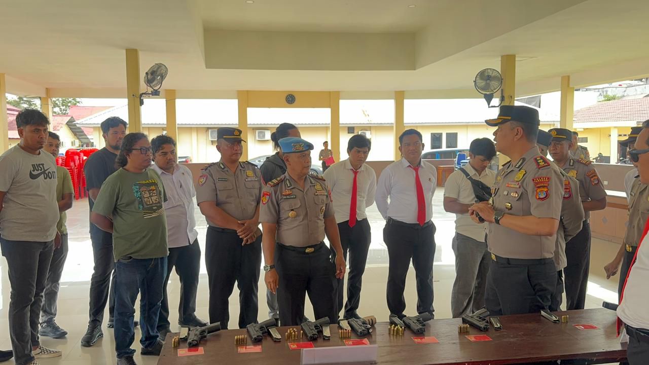 PEMERIKSAAN: Kapolres Tarakan AKBP Erwin Syaputra Manik memimpin pemeriksaan senpi yang dipegang personel Polres Tarakan.