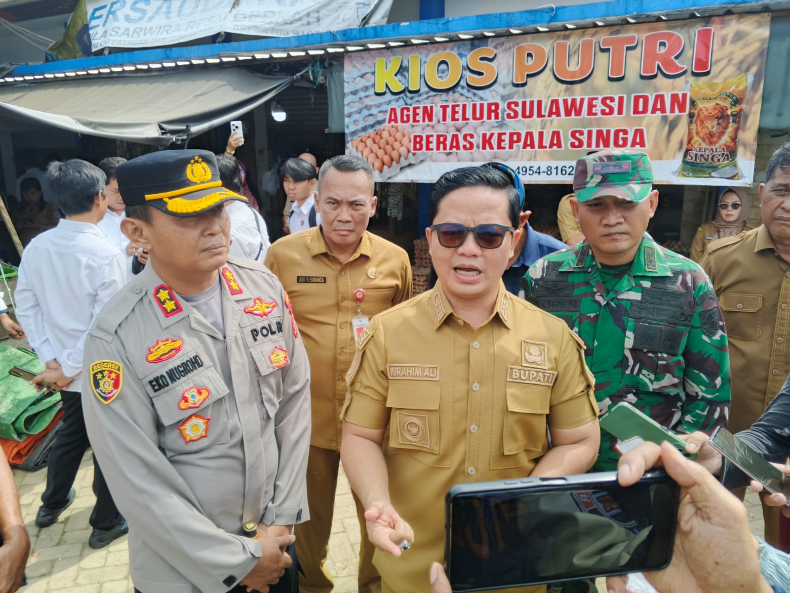 LiBUR LEBARAN: Bupati Tana Tidung Ibrahim Ali saat diwawancara awak media.