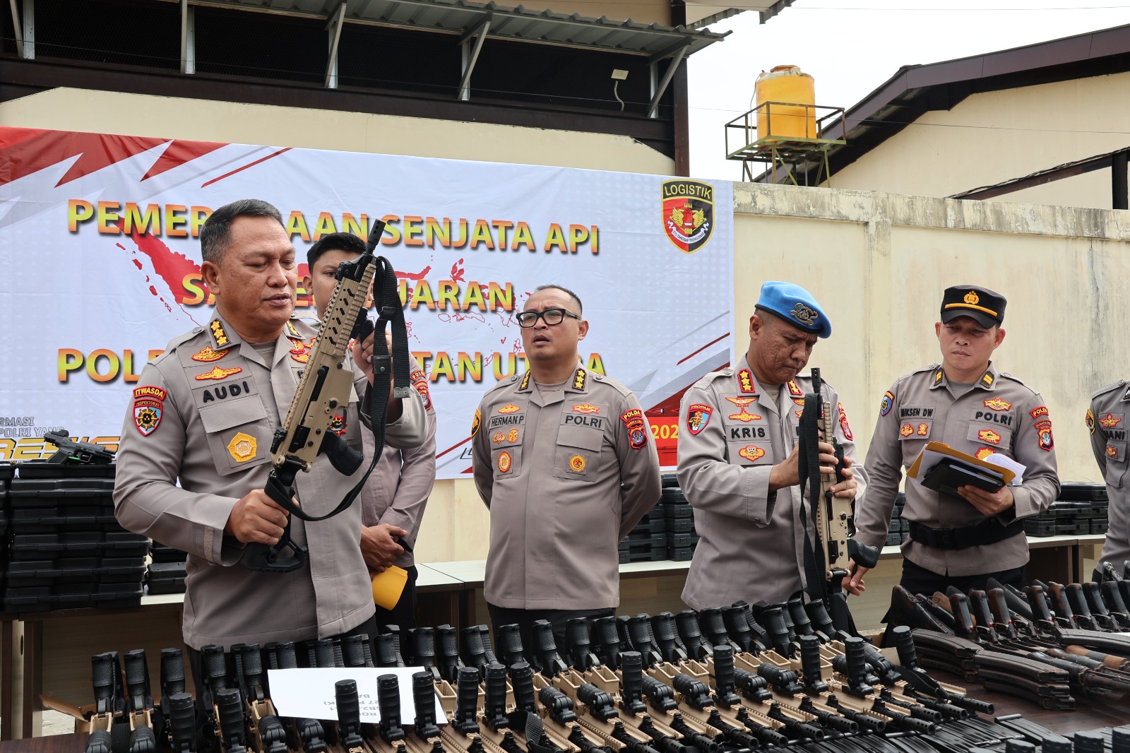 DIPERIKSA: Sebanyak 590 senpi milik Polda Kaltata diperiksa.