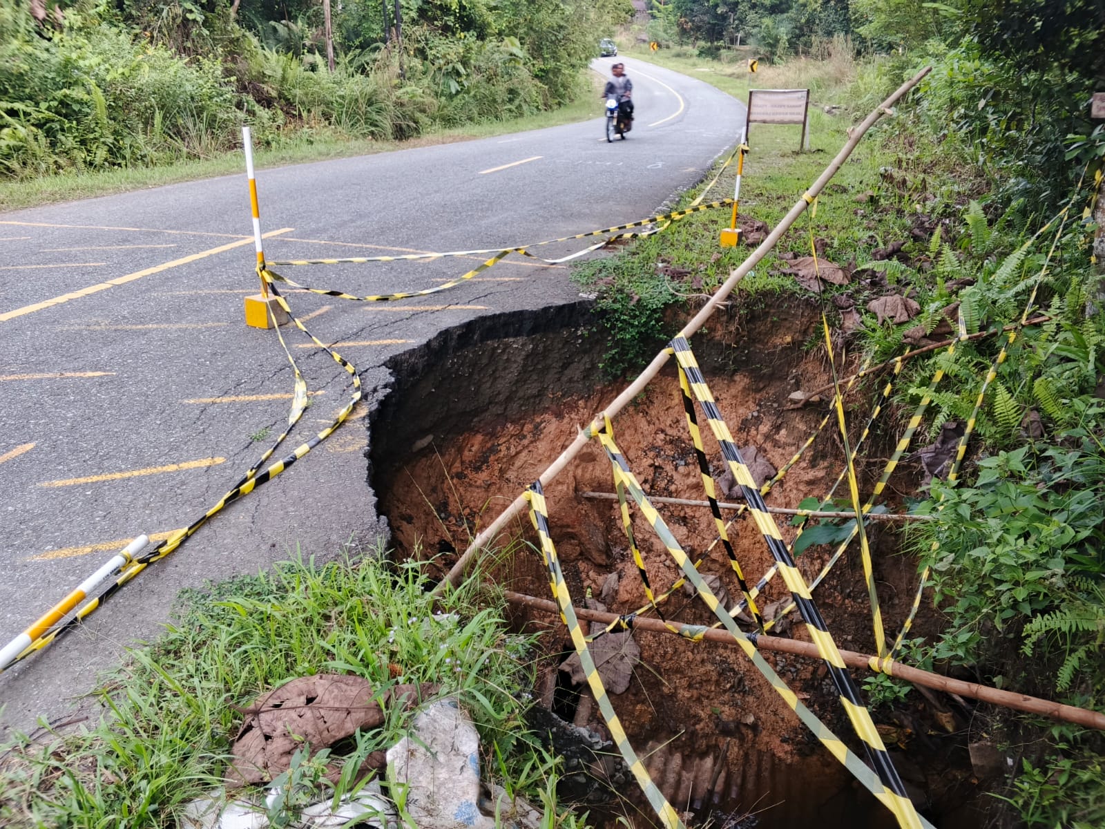 SEGERA DITANGANI: Longsor di jalan Trans Kaltara Tana Tidung ini semakin membesar.