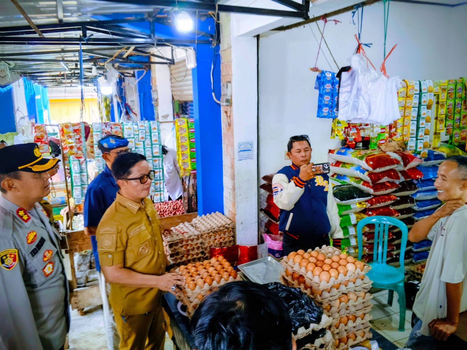 CEK HARGA: Kapolres Tana Tidung AKBP Eko Nugroho turut mendampingi Bupati Tana Tidung melakukan sidak di Pasar Imbayud Taka.