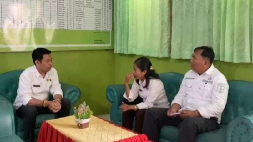 SELEKSI : Kepala Bidang Penguatan Ideologi Pancasila dan Karakter Kebangsaan Bakesbangpol Nunukan, Emiliana Nata Koten, SH, saat berkoordinasi dengan pihak sekolah tempat pelaksanaan CAT. 