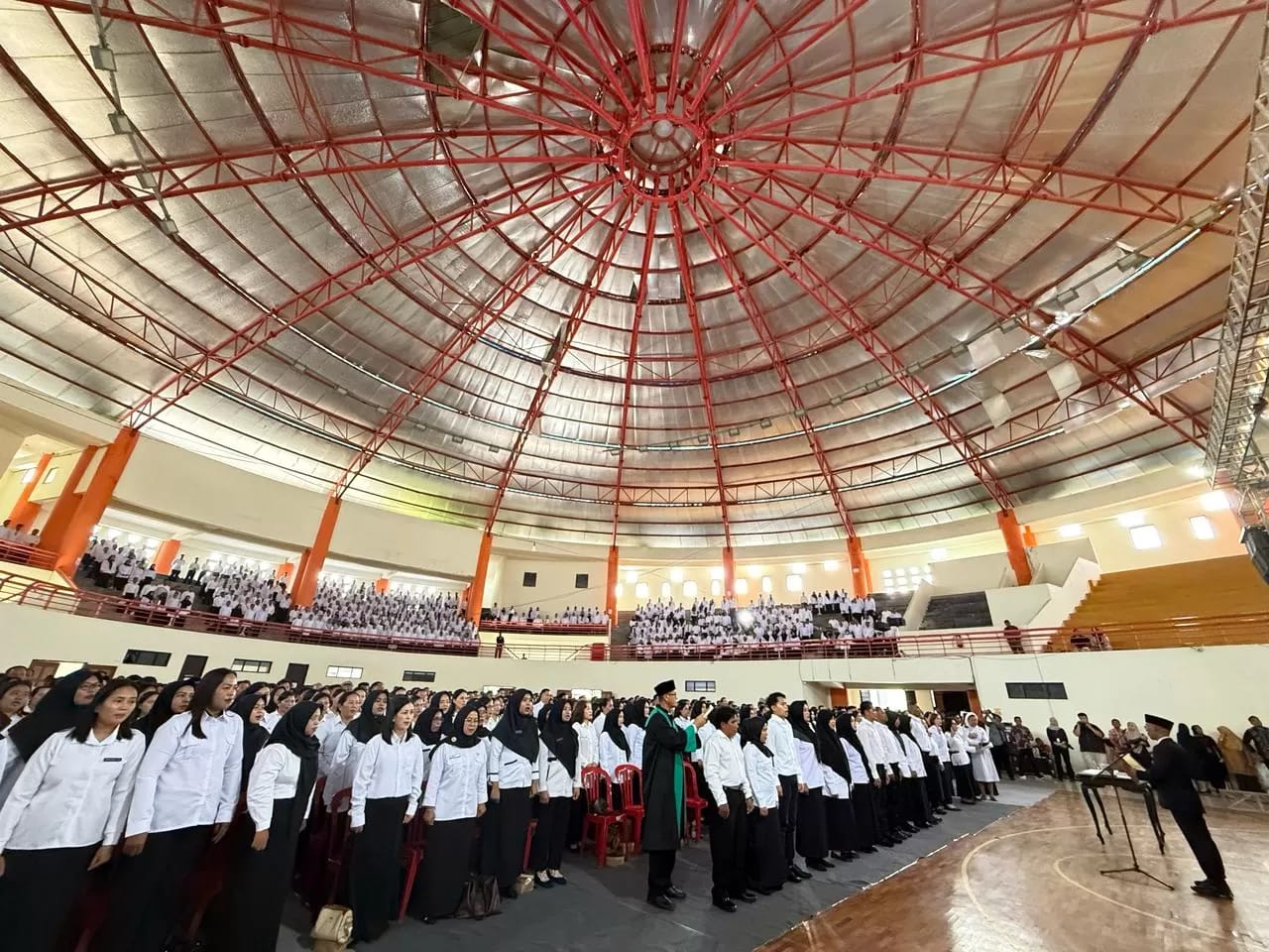 DILANTIK: Ribuan tenaga PPPK Bulungan 2025 mengikuti prosesi pengucapan sumpah dan janji pegawai.