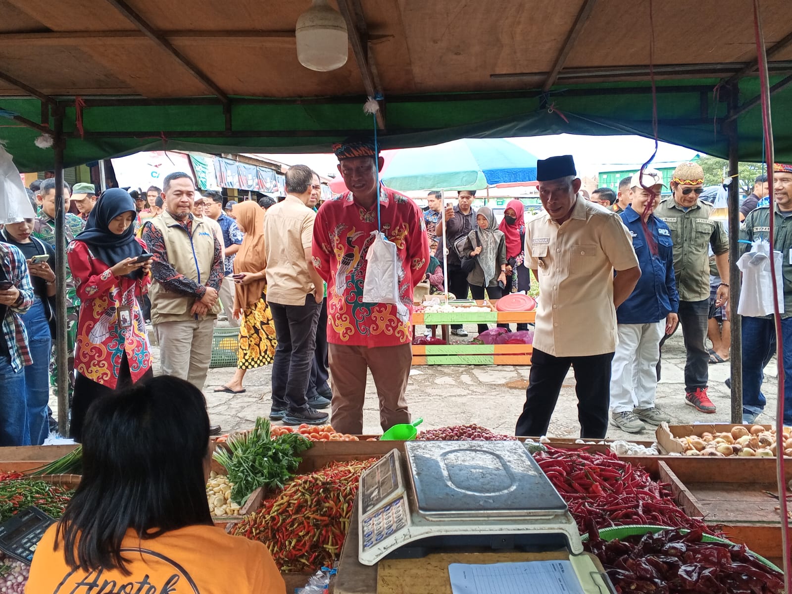 SIDAK: Bupati Bulungan saat melalukan sidak di Pasar Induk, Tanjung Selor.