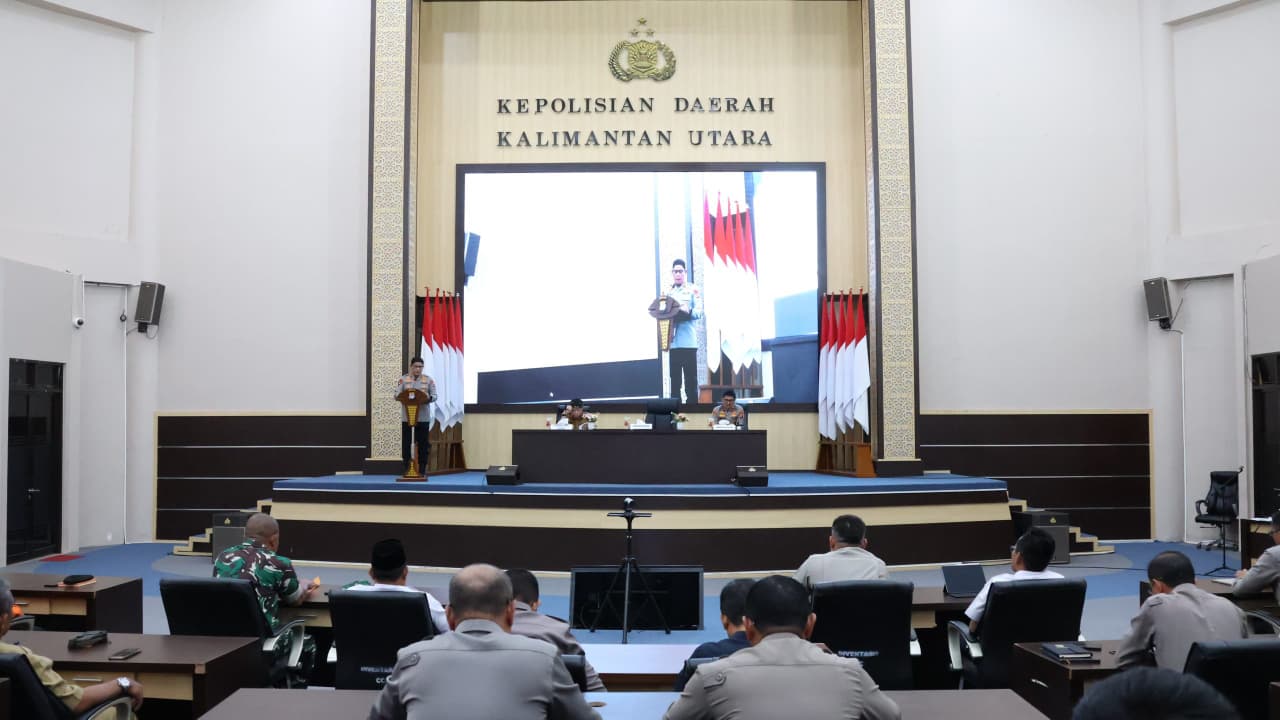 BERIKAN ARAHAN: Kapolda Kaltara memberikan arahan dalam rakor lintas sektor.  &nbsp;