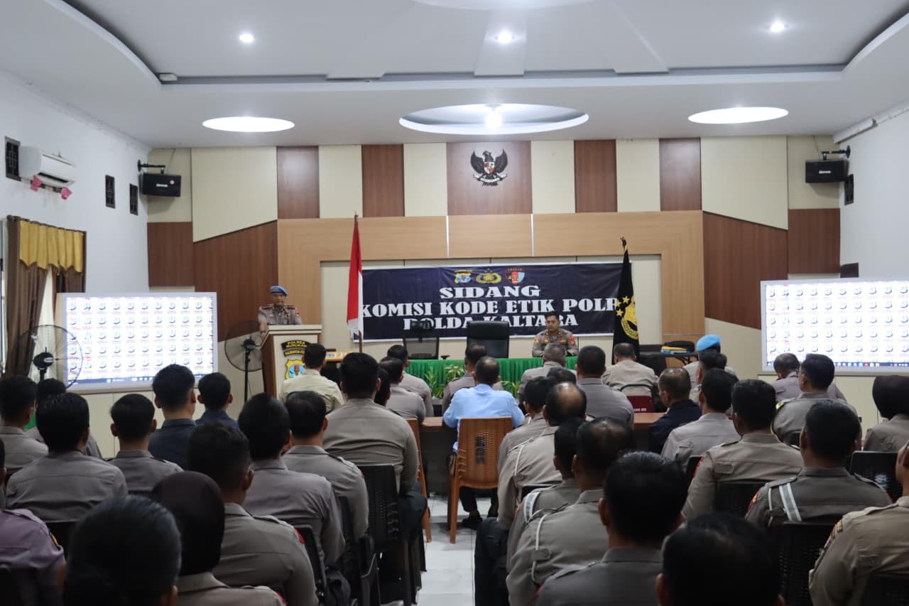 BERIKAN ARAHAN: Kabid Propam Polda Kaltara memberikan arahan kepada personel Polres Nunukan.
