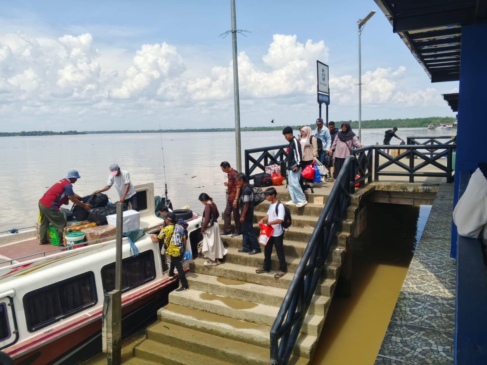 ARUS MUDIK: Penumpang speedboat reguler di Pelabuhan Keramat mulai terlihat ramai, Selasa (10/3).FOTO: SOPIAN/RADAR TARAKAN