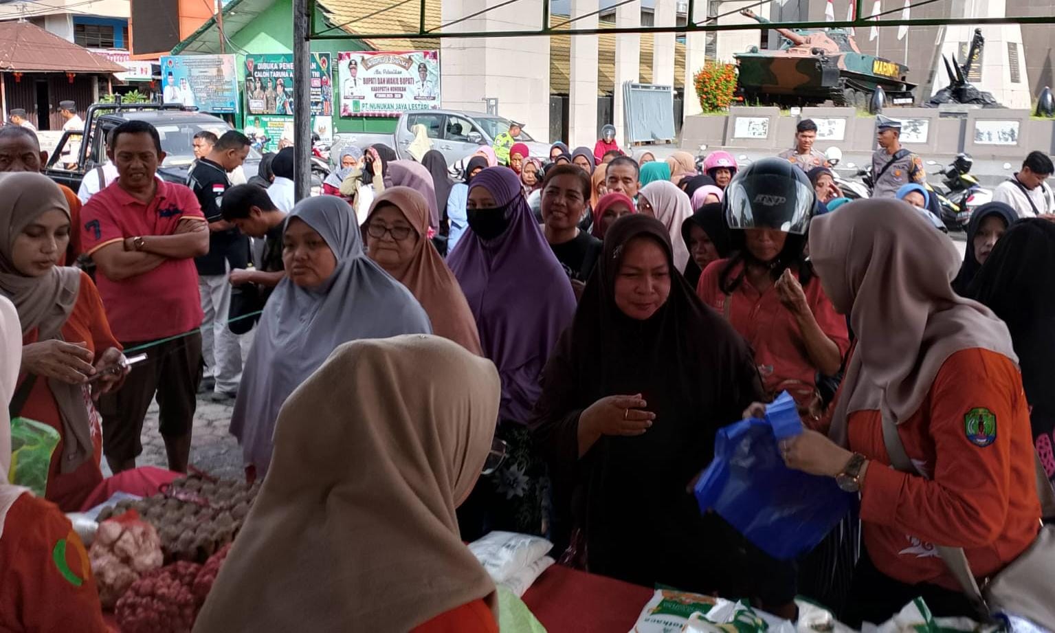 ANTUSIAS : Gerakan Pangan Murah (GPM) yang digelar Dinas Ketahanan Pangan dan Pertanian (DKPP) Nunukan disambut antusias masyarakat.  &nbsp;