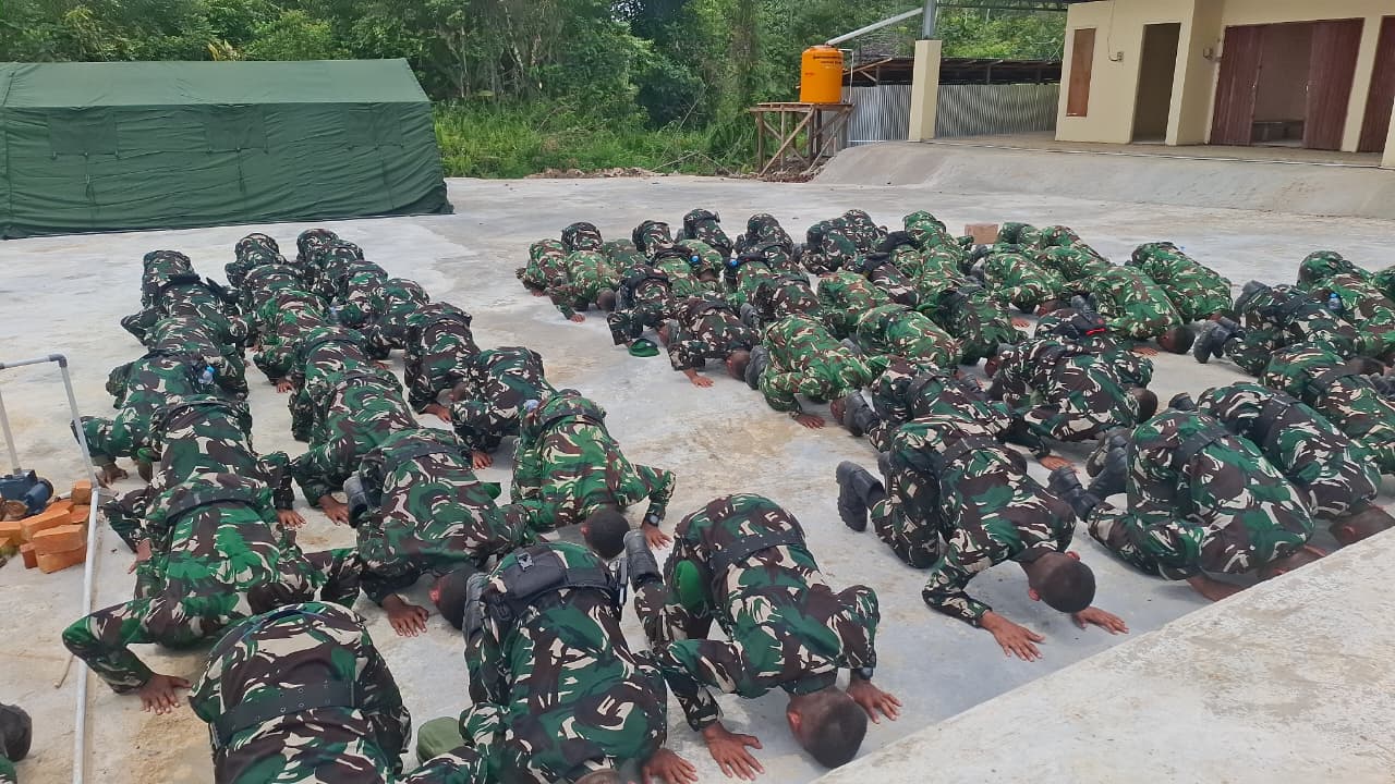 SUJUD SYUKUR: Ratusan prajurit Yonif TP 922/Upun Taka tiba di MA Desa Maning, Kecamatan Betayau. (FOTO: SOPIAN/RADAR TARAKAN)  