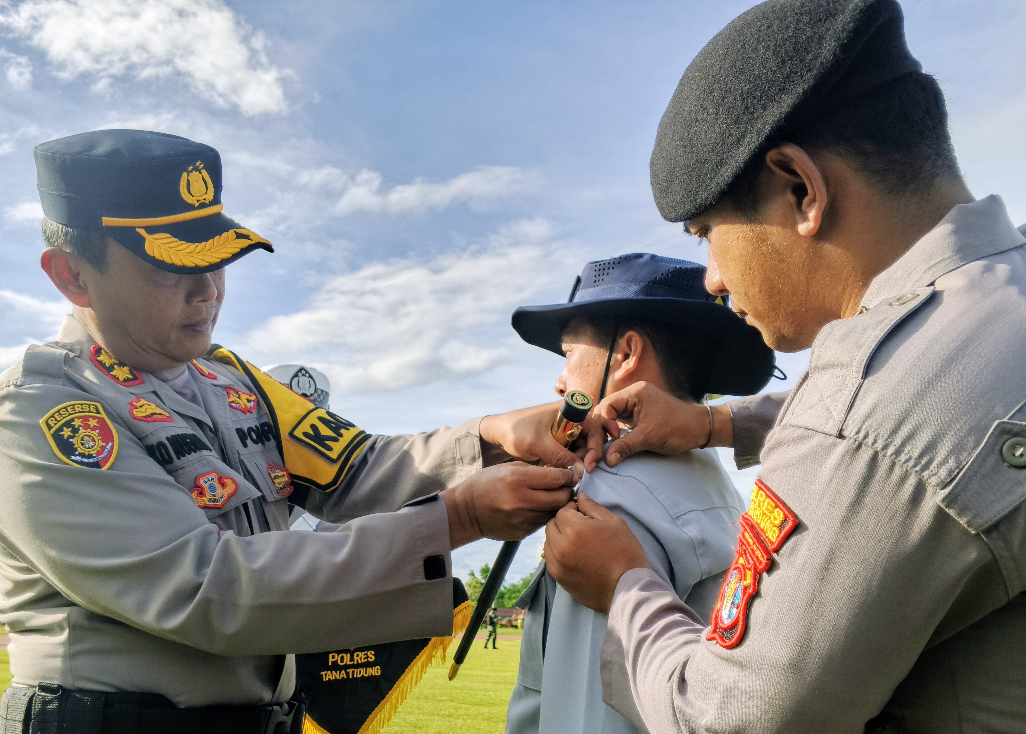 SIMBOLIS: Kapolres AKBP Eko Nugroho menyematkan tanda dimulainya Operasi Ketupat Kayan 2026.(FOTO: SOPIAN/RADAR TARAKAN)