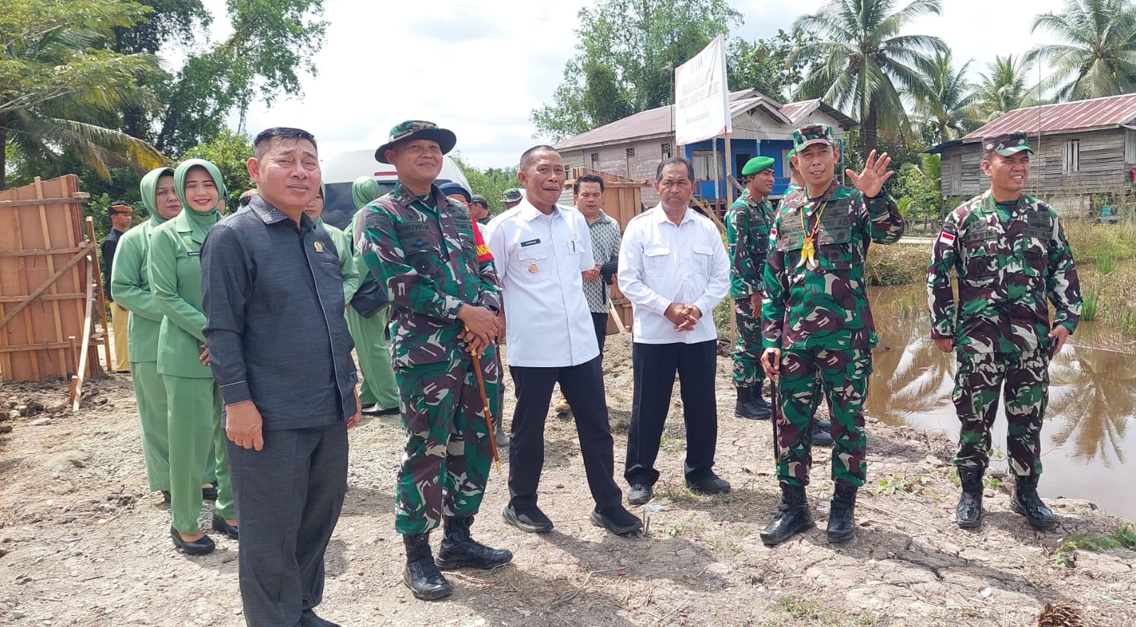 TINJAU LAPANGAN: Danrem 092/Maharajalila bersama Bupati Bulungan meninjau pembangunan jalan.  