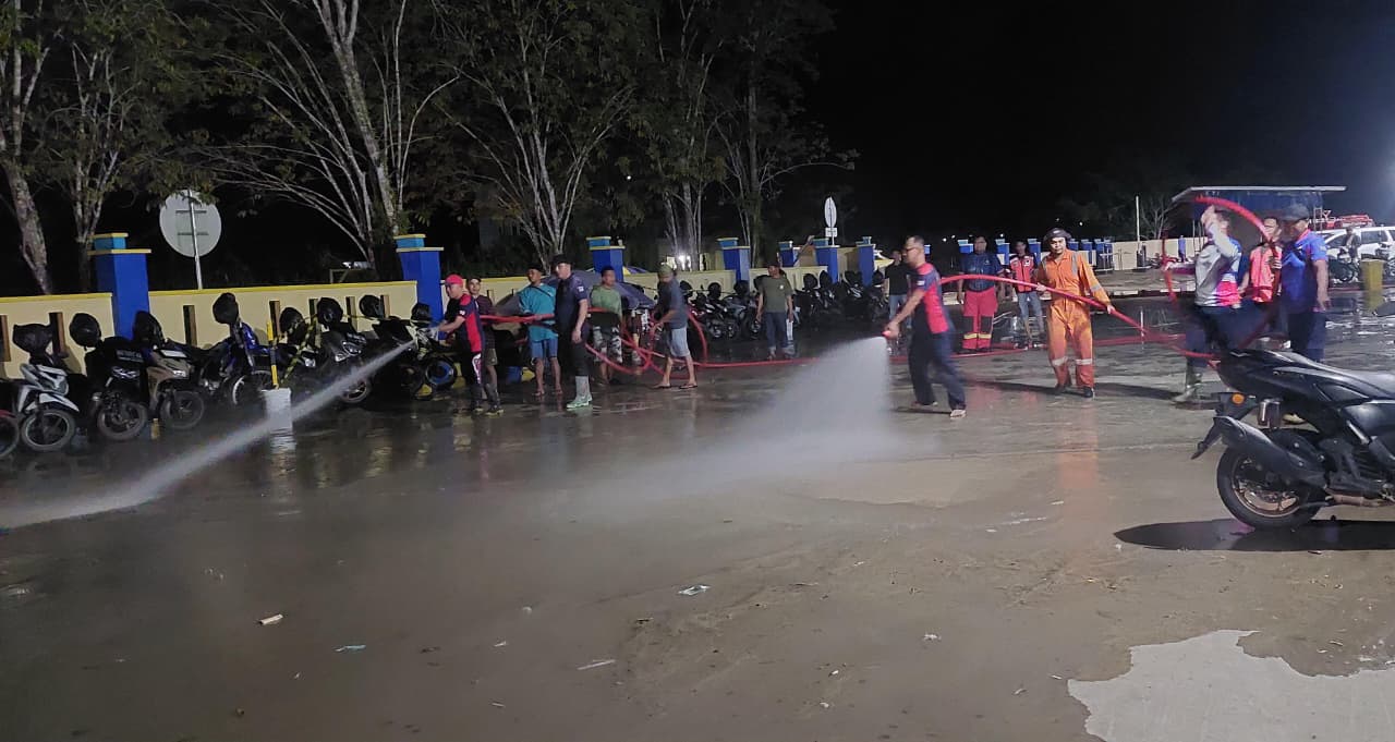 PENYEMROTAN: Petugas Satpol PP dan PMK Bulungan melakukan penyemprotan di area Pelabuhan Kayan II, Tanjung Selor.  